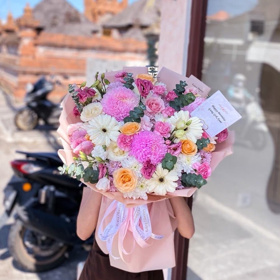 Money bouquet: buket uang dengan mawar merah dan baby's breath
