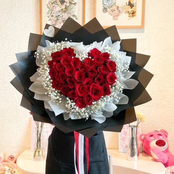 Buket mawar merah berbentuk hati (love bouquet) dengan baby's breath dan wrapping hitam