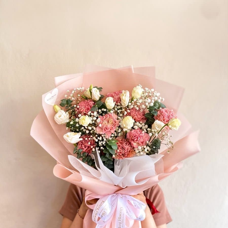 Buket bunga matahari dengan mawar peach dan bunga putih