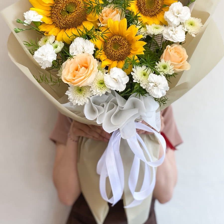 Buket gerbera, krisan, dan mawar dengan kartu ucapan ulang tahun