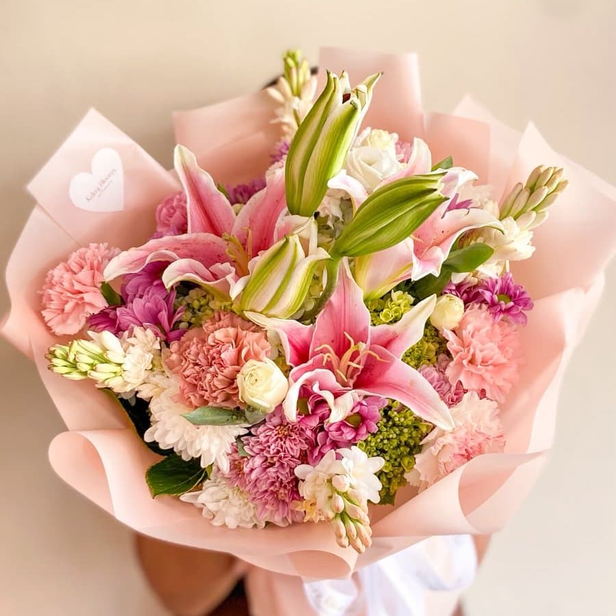 Buket lily pink, anyelir, dan krisan dengan wrapping peach