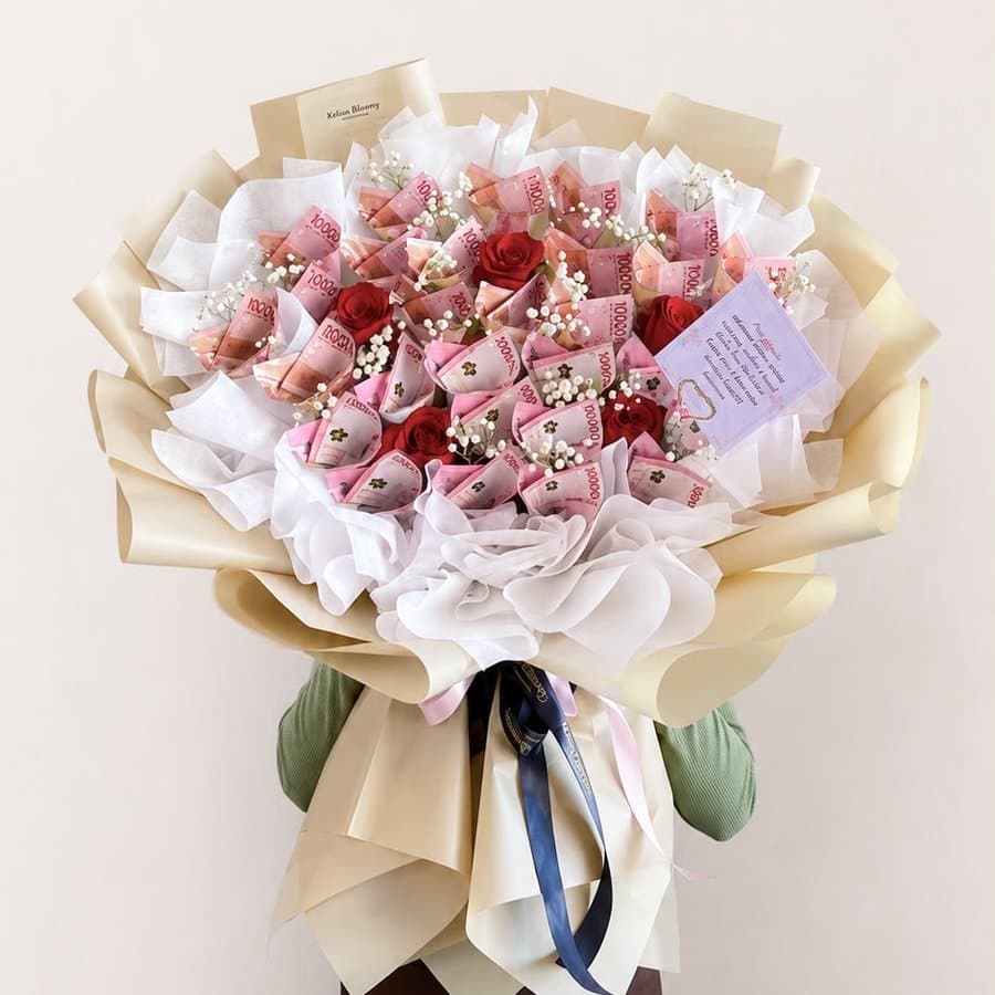 Buket anyelir pink dan lisianthus putih dengan pita Kalani Blooms