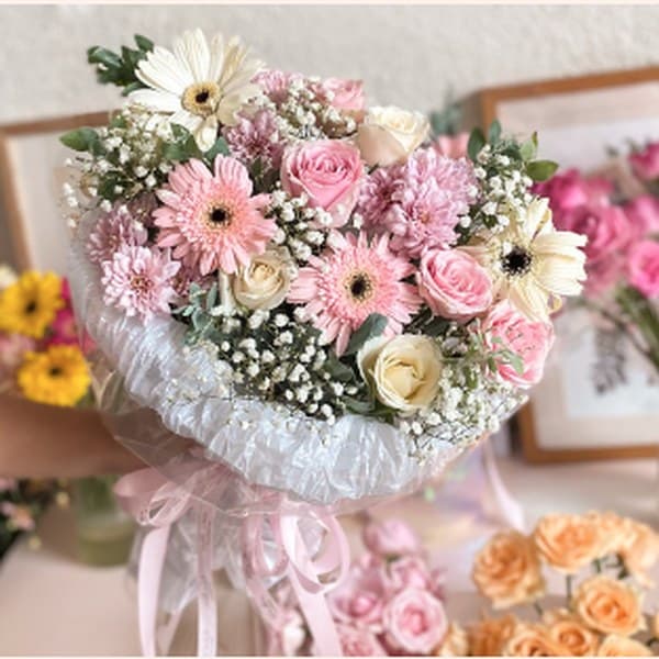 Buket gerbera dan mawar pink dengan baby's breath dan pita pink