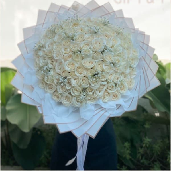 Buket besar mawar putih dengan baby's breath dan wrapping putih