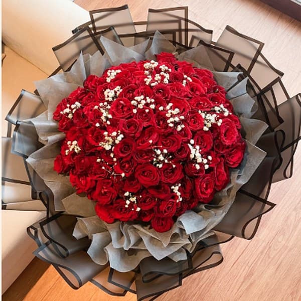 Buket besar mawar merah dengan baby's breath dan wrapping hitam