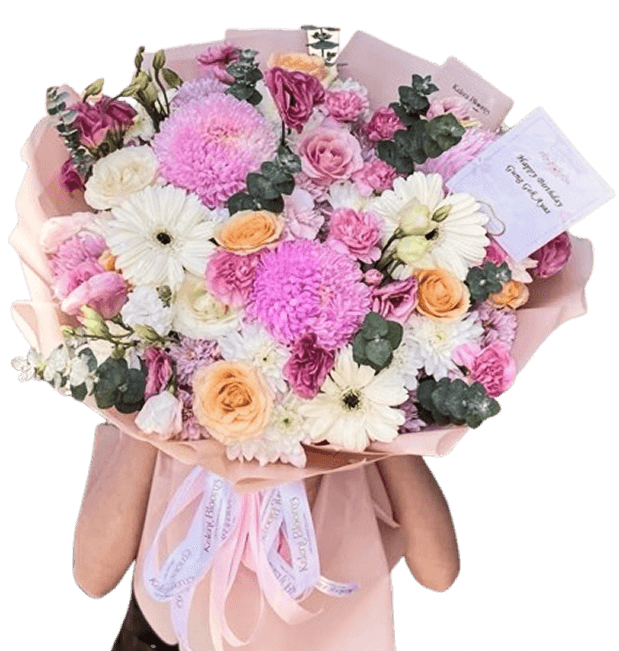 Buket bunga gerbera, krisan, dan mawar dengan kartu ucapan dari Kalani Blooms